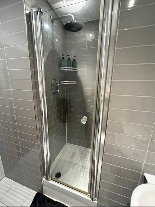2 Bed Apartment Close To Station With Parking Лондон Экстерьер фото