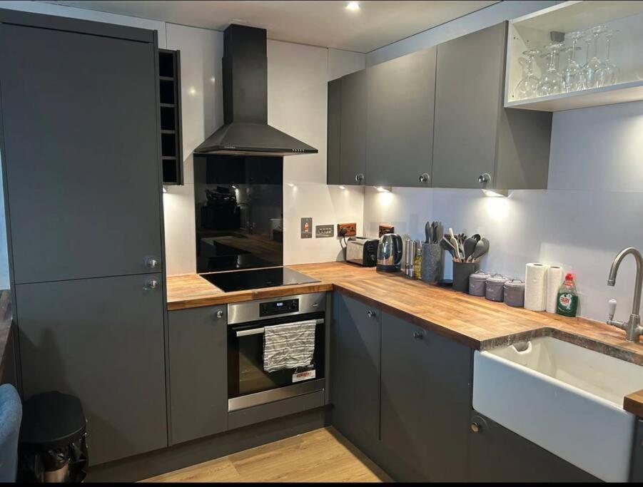 2 Bed Apartment Close To Station With Parking Лондон Экстерьер фото